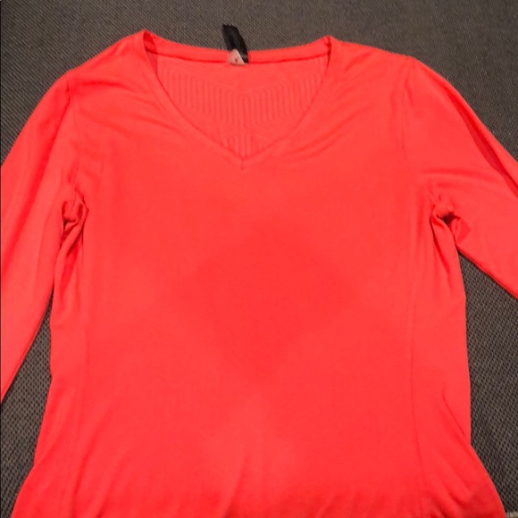 Under Armour Tops - Long sleeve Under Armour shirt
